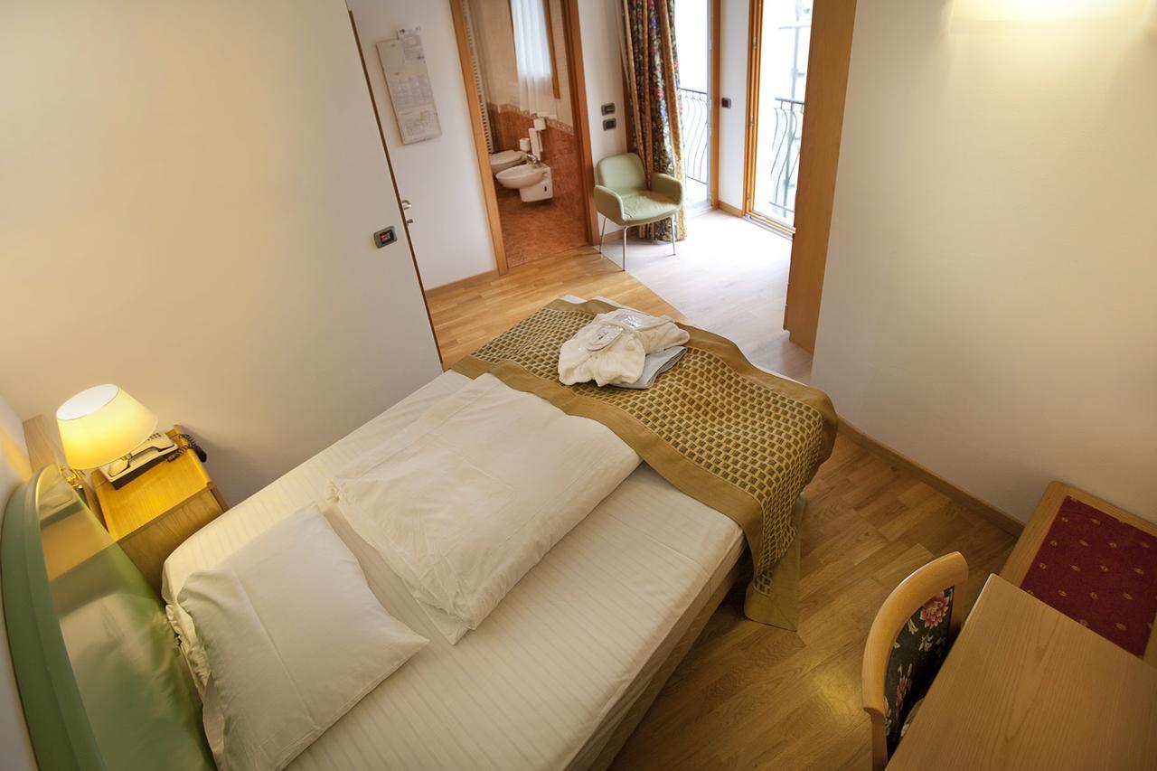 Hotel Venezia Malcesine Bagian luar foto